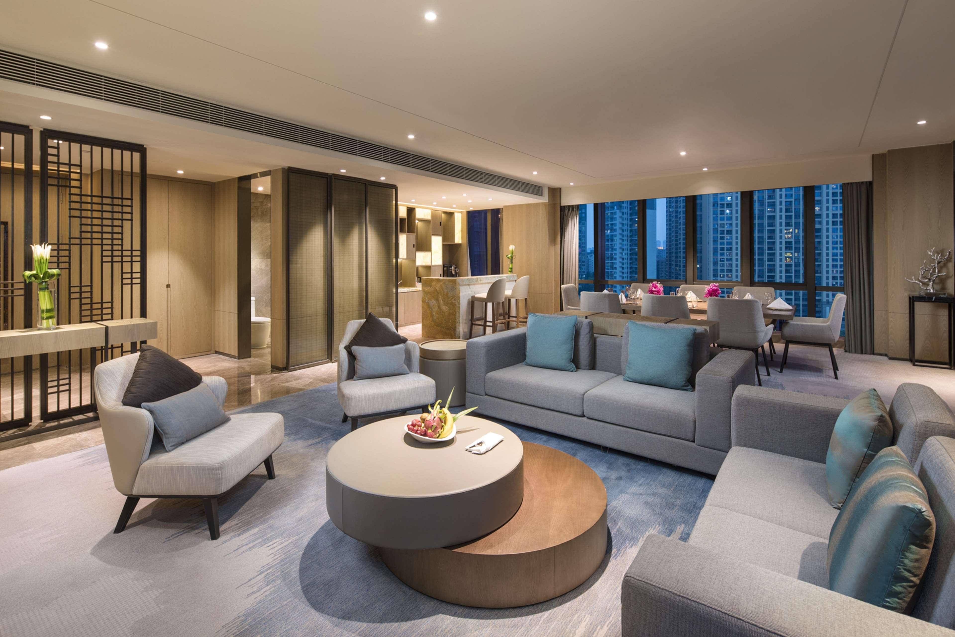 Doubletree By Hilton Hotel Shenzhen Longhua, Near Huawei, Foxcnn, Shenzhen North Railway, Uniwalk & Uniworld Shopping Mall, Sam'S Club Zewnętrze zdjęcie